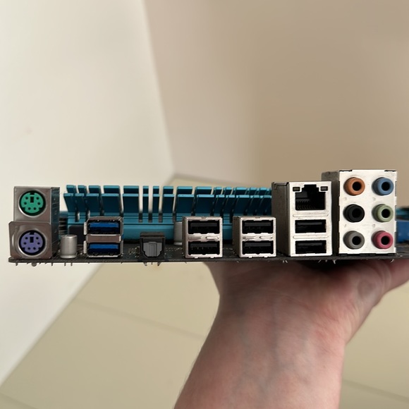 Computer mother board. - Picture 3 of 5